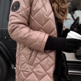 Bogna | Elegantní prošívaná péřová bunda s kapucí.