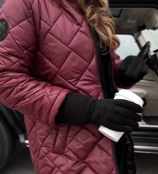 Bogna | Elegantní prošívaná péřová bunda s kapucí.