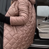 Bogna | Elegantní prošívaná péřová bunda s kapucí.